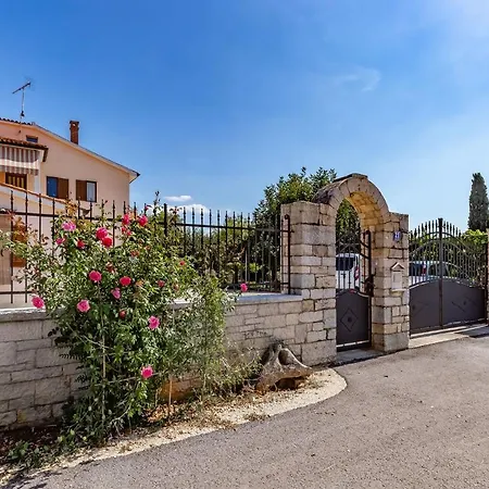 In Vrvari With Two-bedrooms 1 شقة بوريتش
